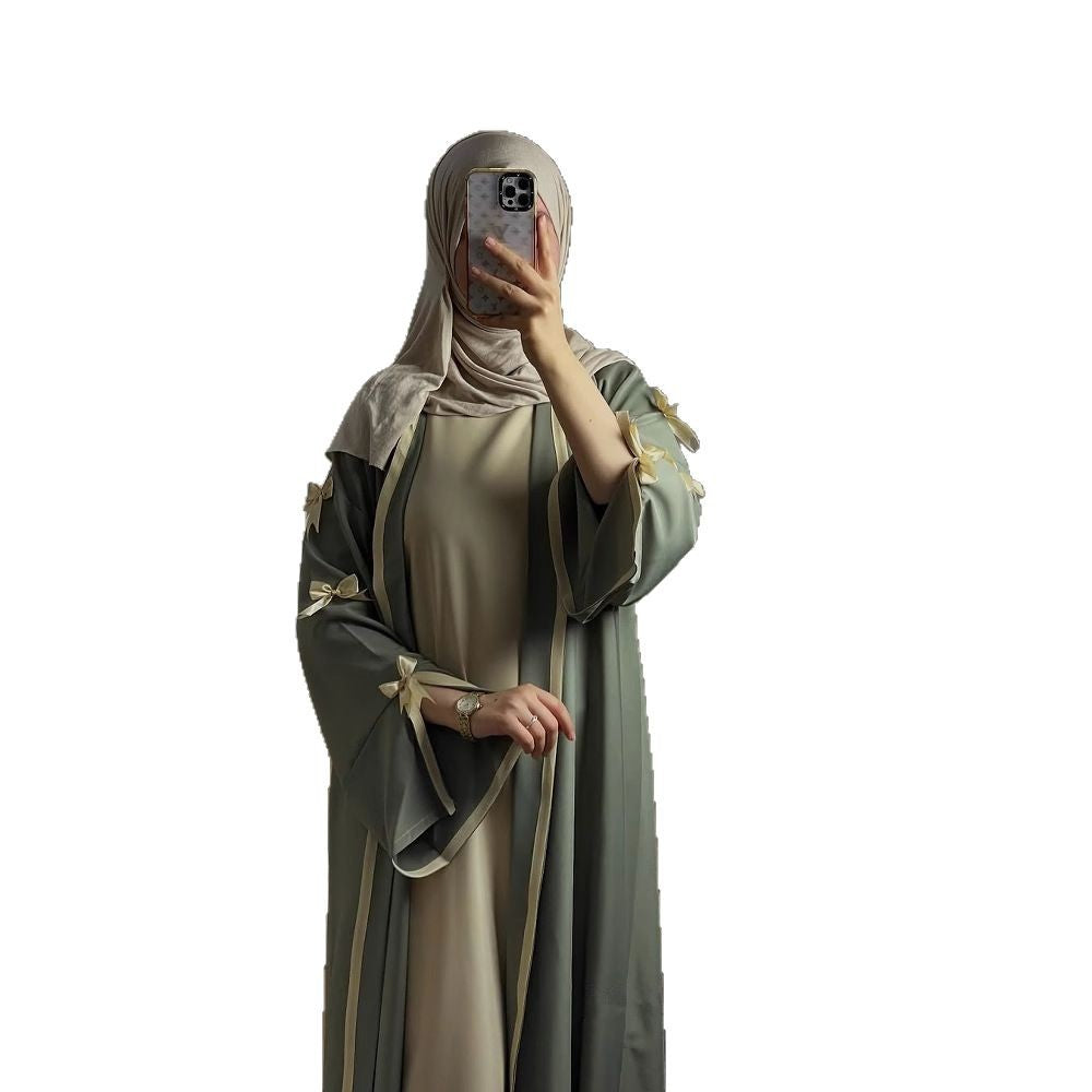 This abaya is crafted with soft flowing fabric.