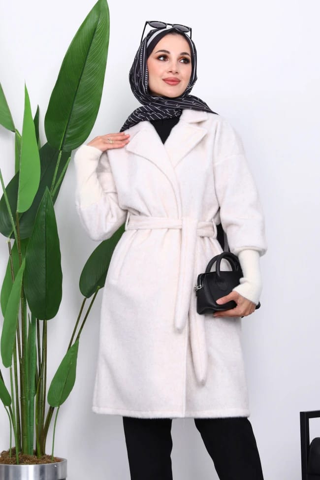 Winter knitwear detail coat cream