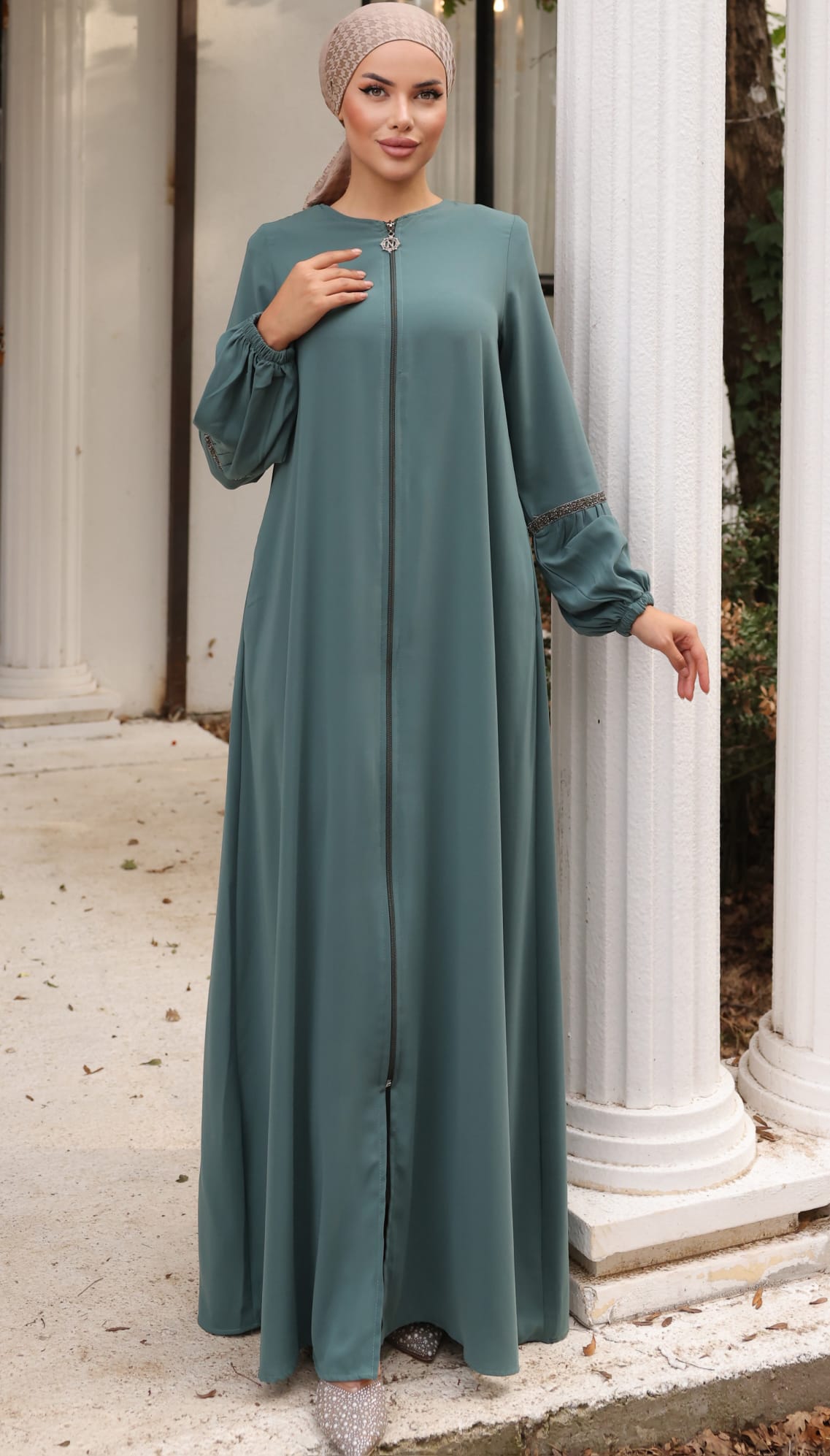 Elegant and spacious abaya for veiled women, ideal for everyday